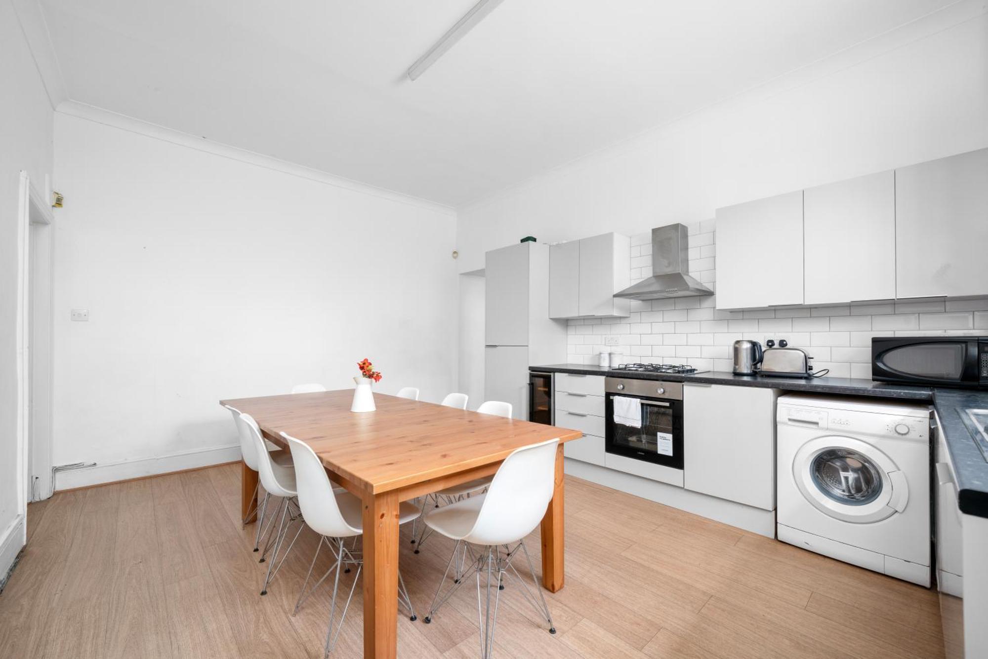 Cozy 2-bed Group & Family Near Excel & 02 Arena With Parking & Balcony *