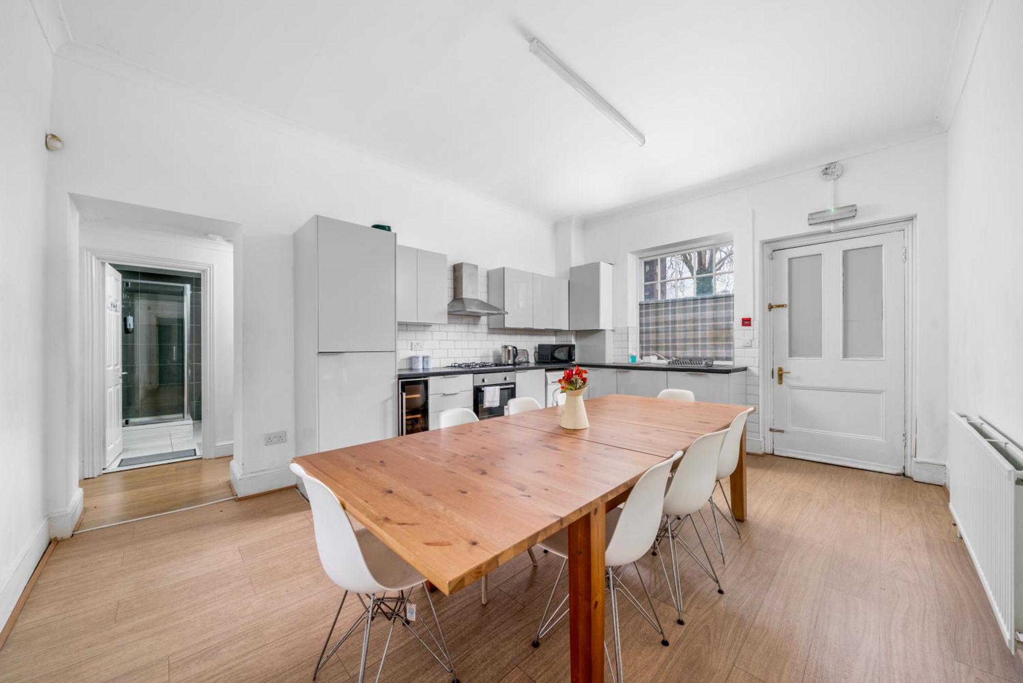 Cozy 2-bed Group & Family Near Excel & 02 Arena With Parking & Balcony Apartment