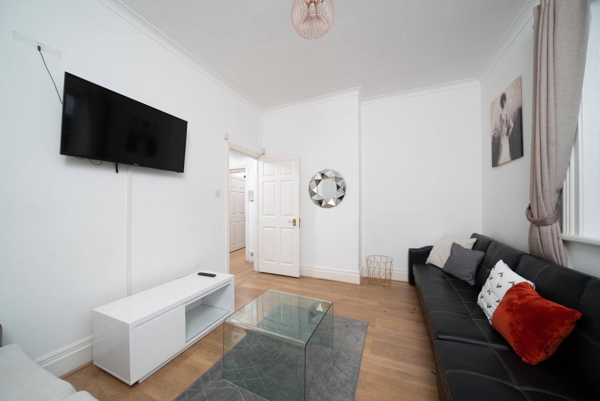 Cozy 2-bed Group & Family Near Excel & 02 Arena With Parking & Balcony *