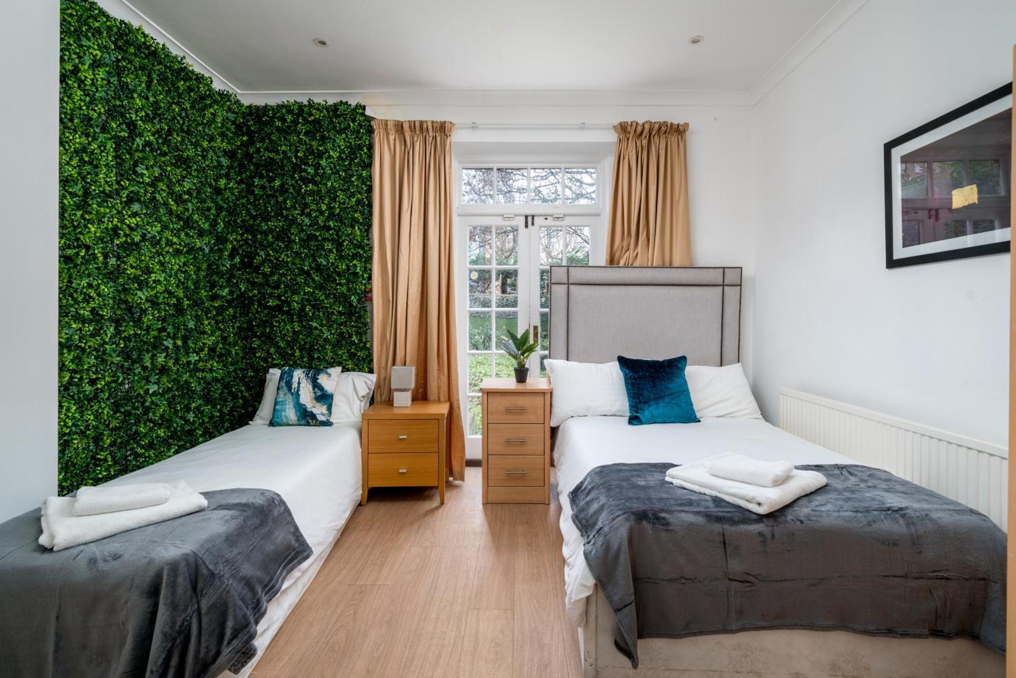 Cozy 2-bed Group & Family Near Excel & 02 Arena With Parking & Balcony