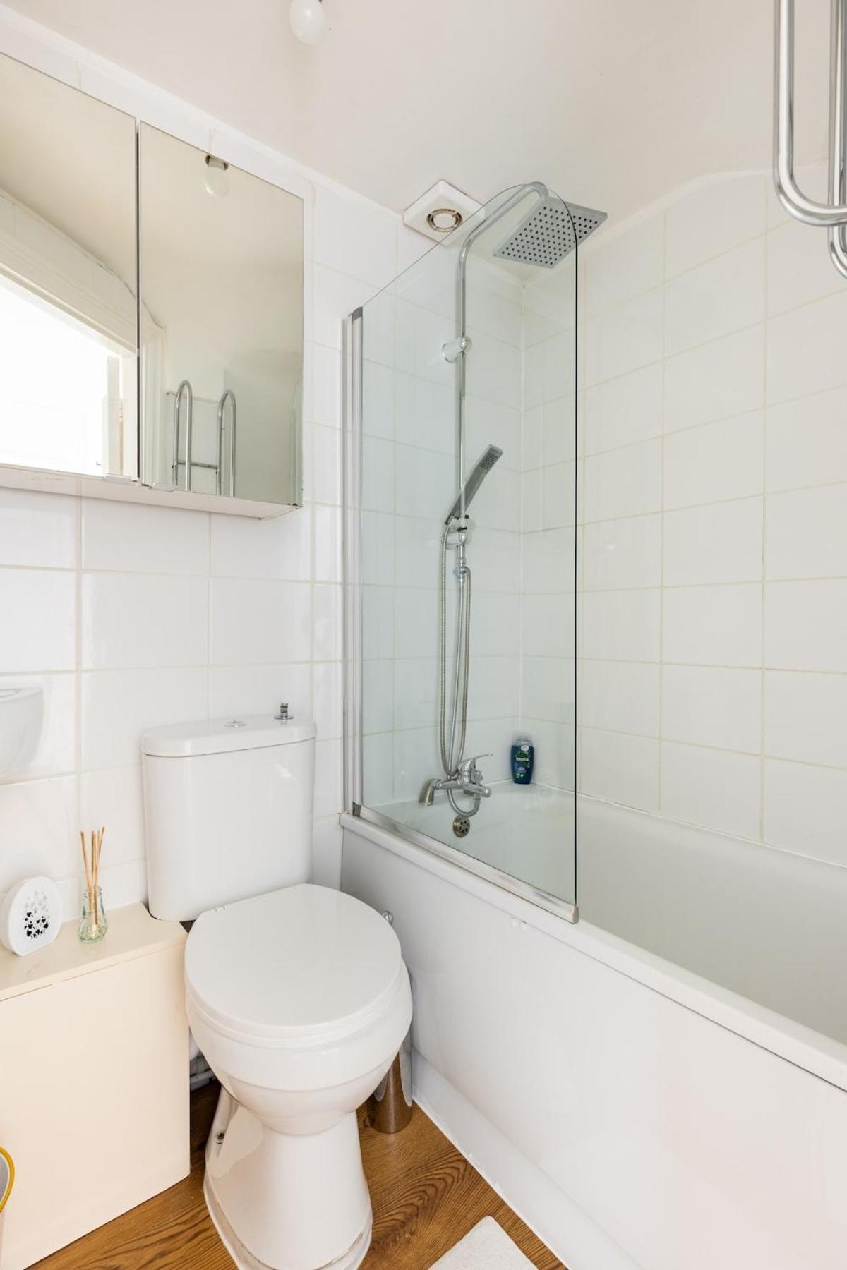 Flat Near Wembley, Self Check In, Garden London