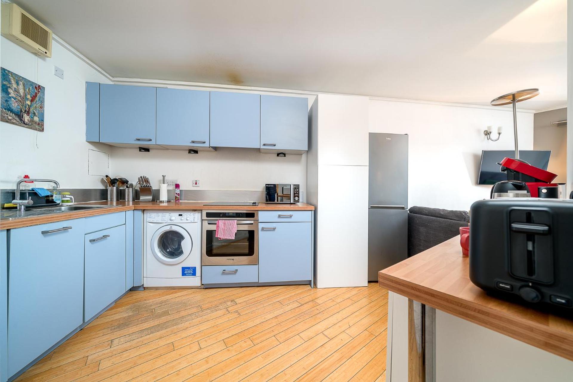 Apartment Lovely 3bd Flat, Parking, Sleeps Six Close To O2 *