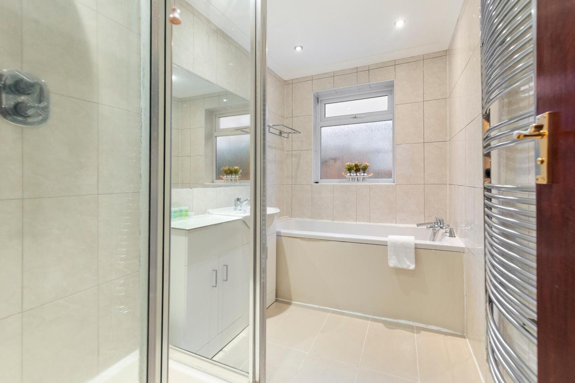 Holiday home Spacious 4 Bedroom House London