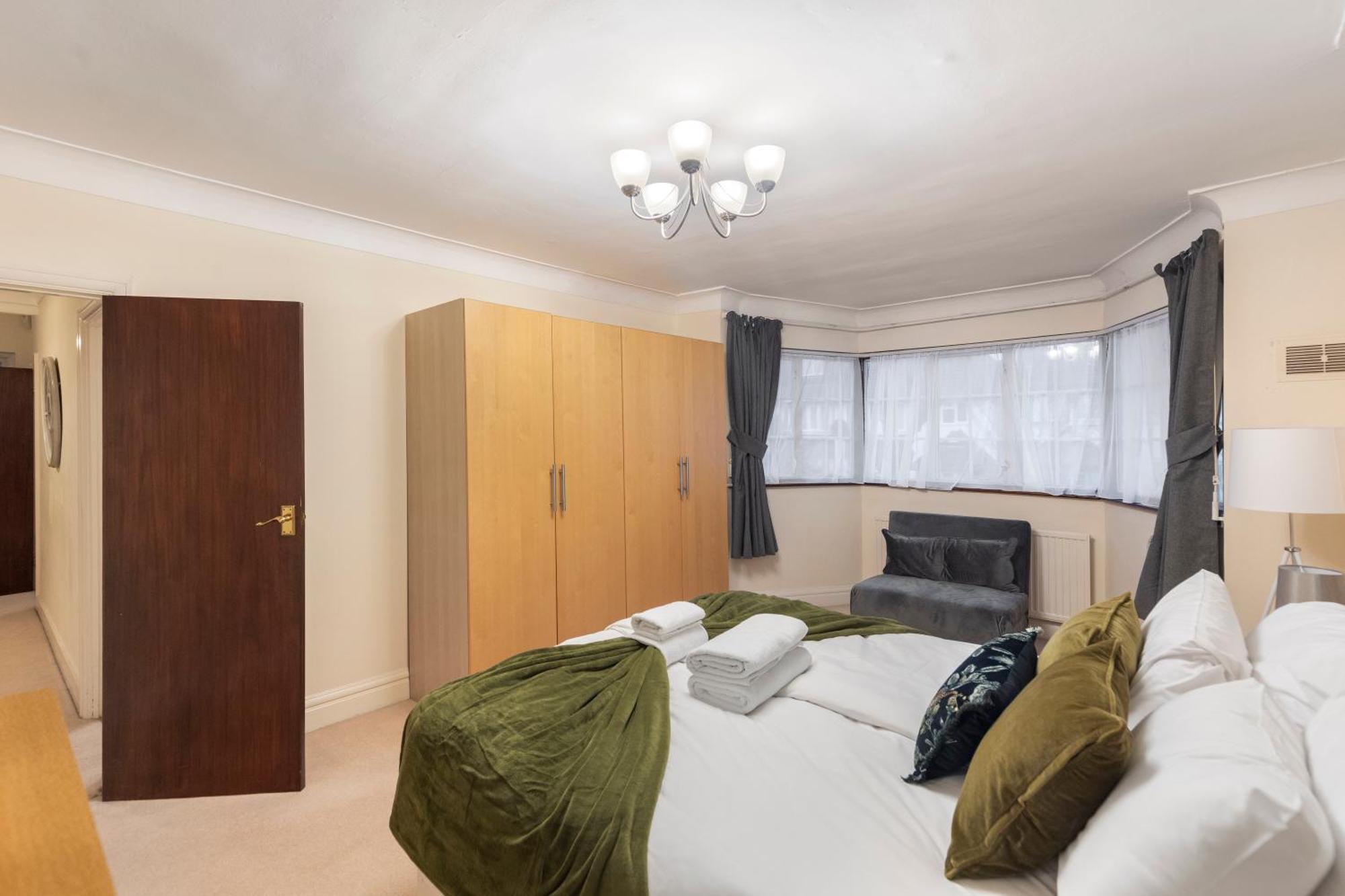 Holiday home Spacious 4 Bedroom House London