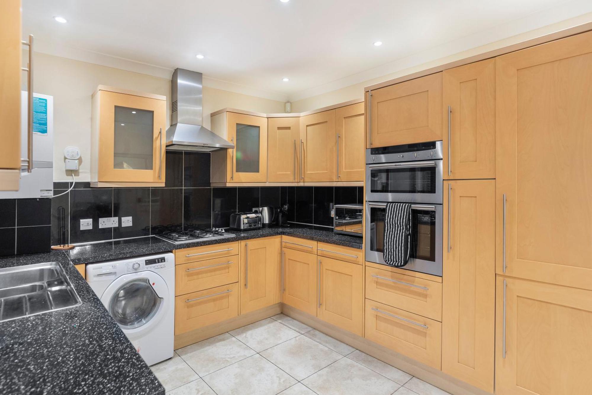 Holiday home Spacious 4 Bedroom House London