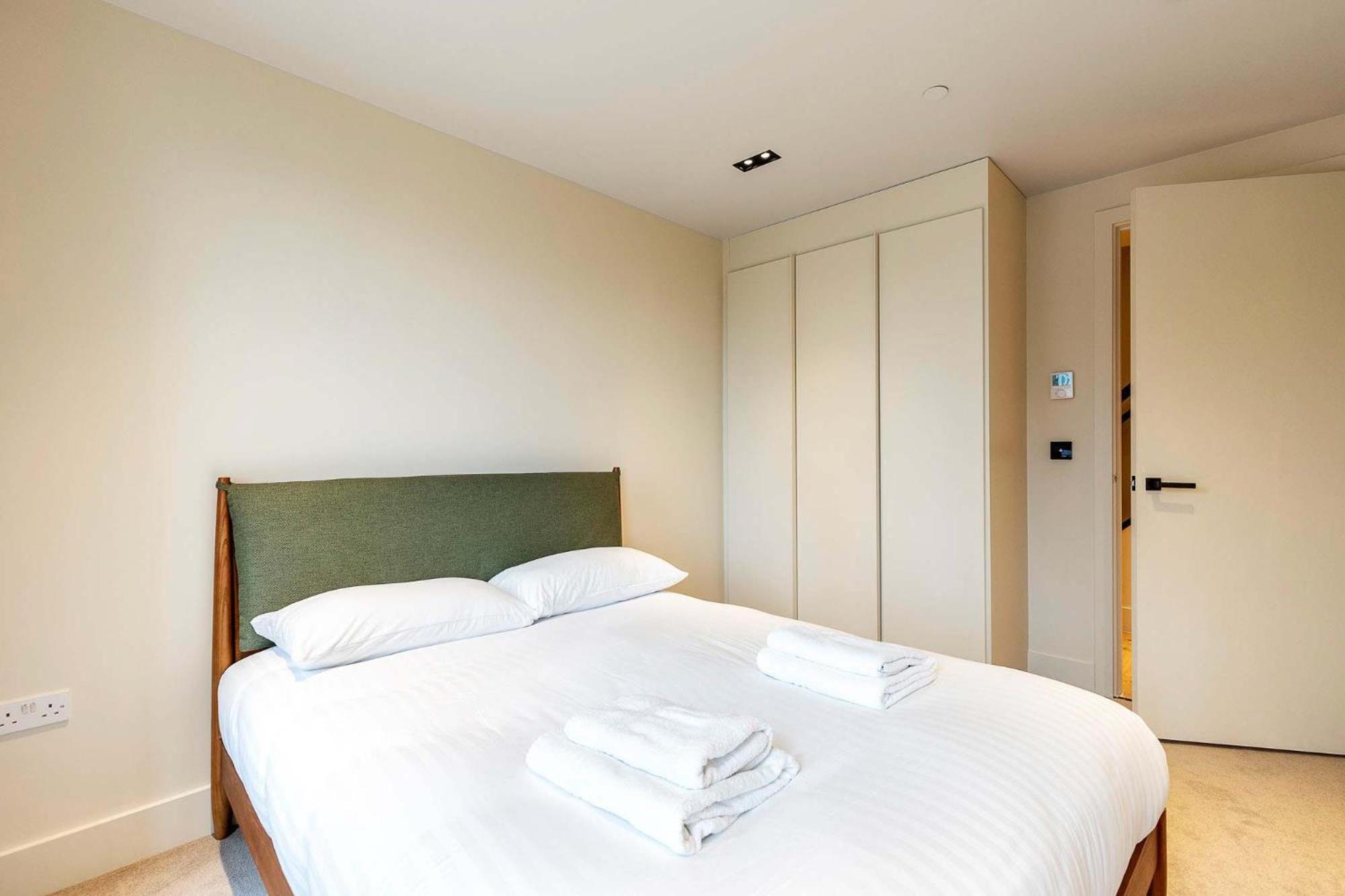 Apartment 3br 2bth Penthouse In London