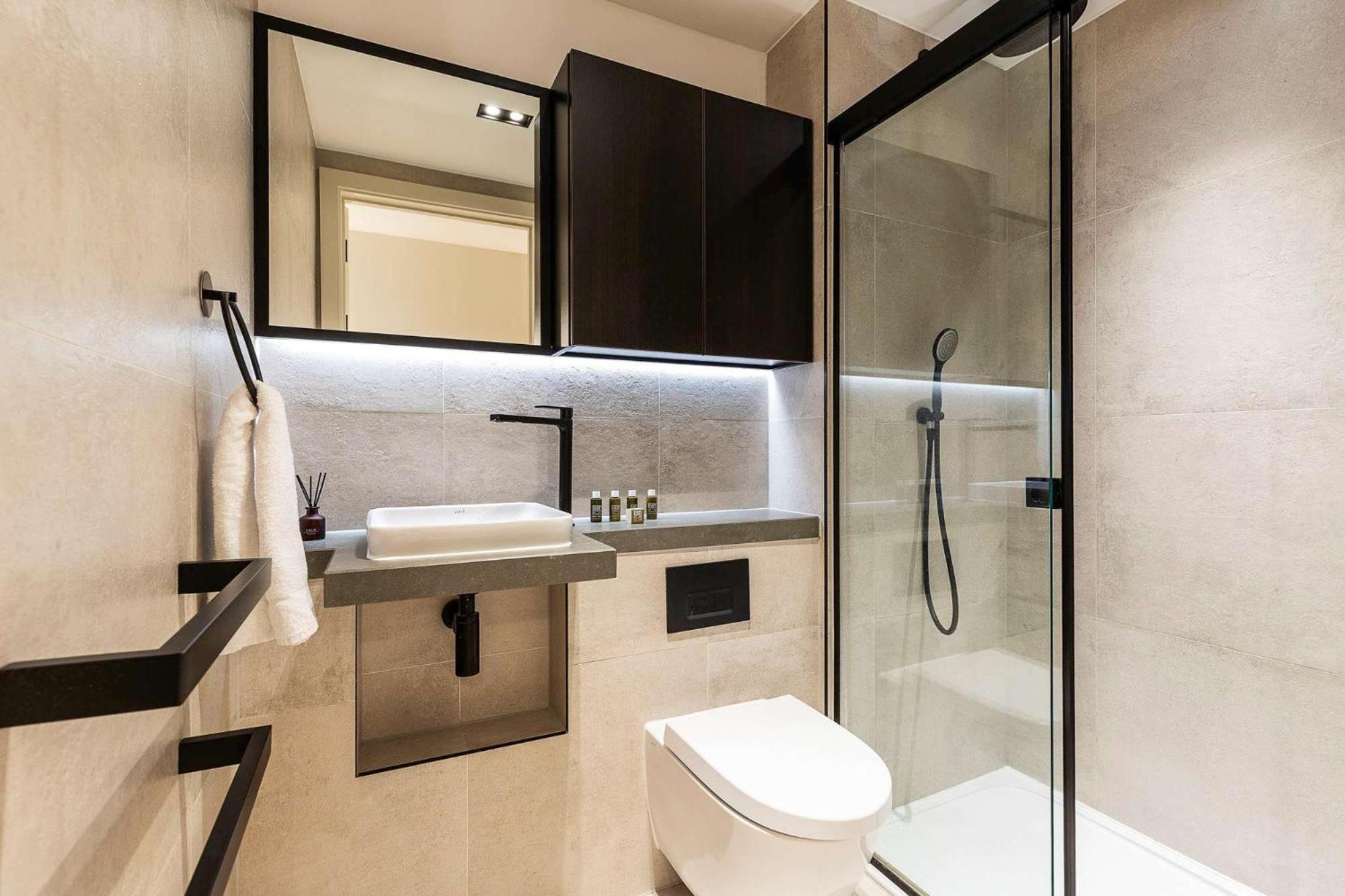 Apartment 3br 2bth Penthouse In London