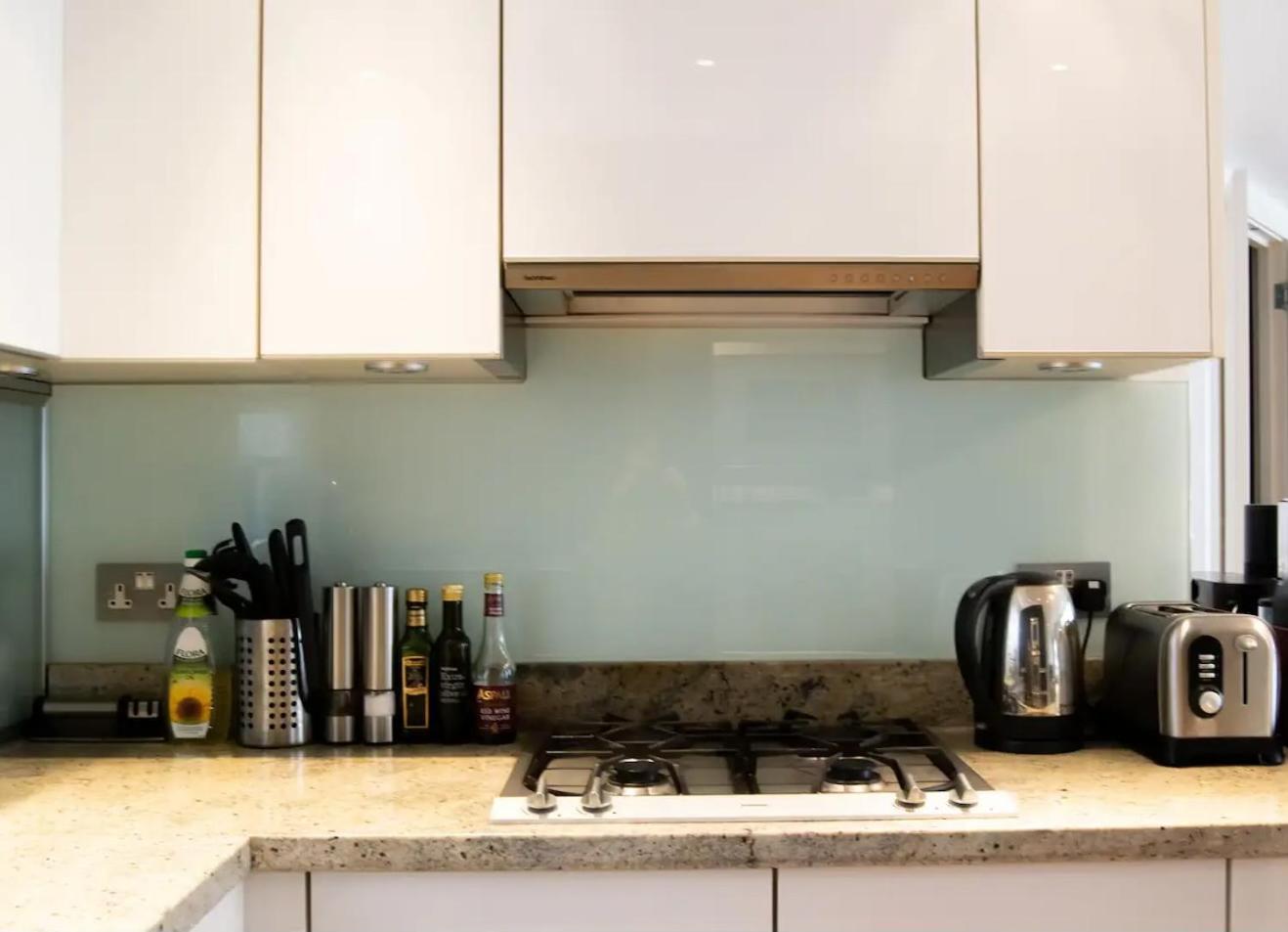 Modern 2 Bedroom With Balcony Near Oxford Street Apartment