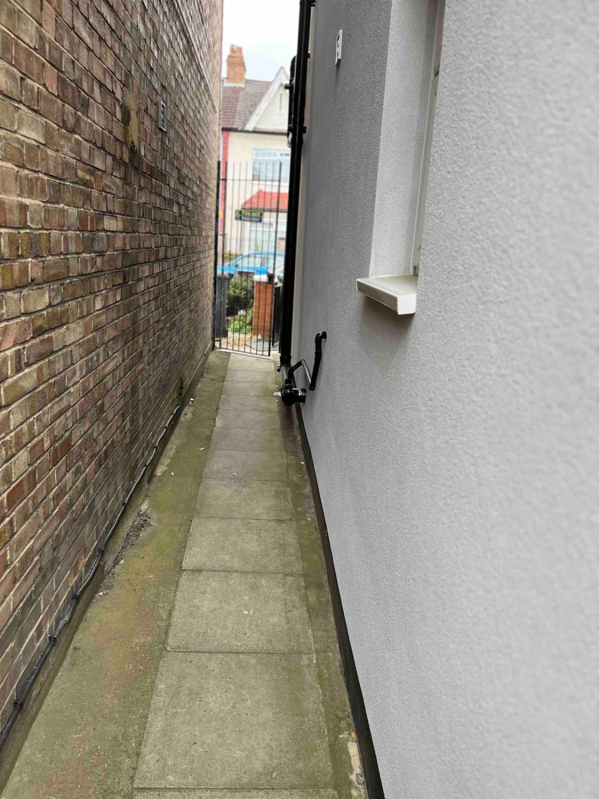Guest house Flat With Private Entrance London