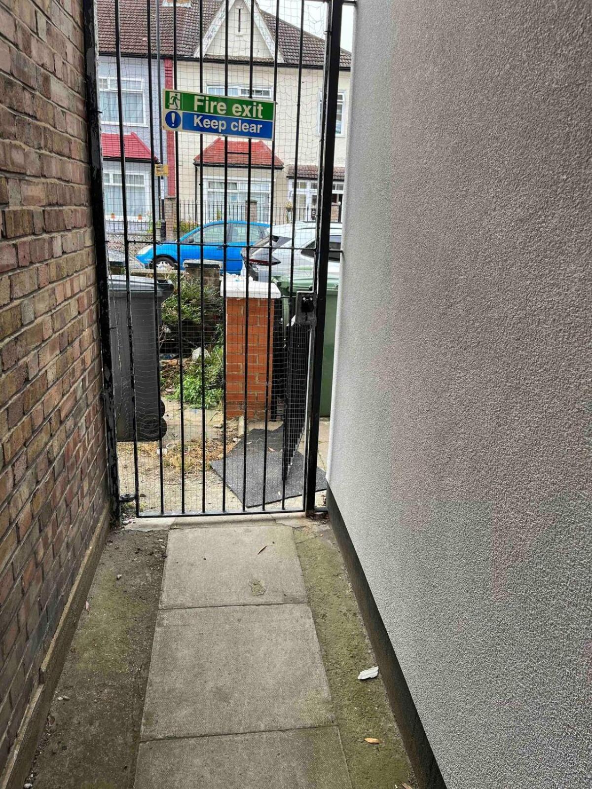 Flat With Private Entrance Guest house *