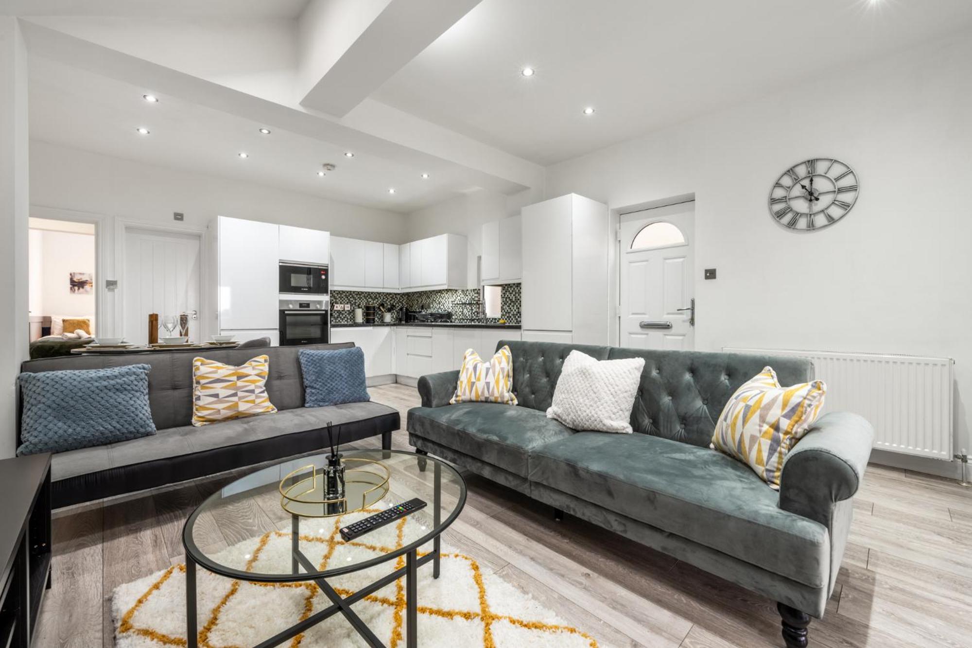 Ferienhaus Spacious & Comfortable 3-bedroom Retreat In Nw10 *