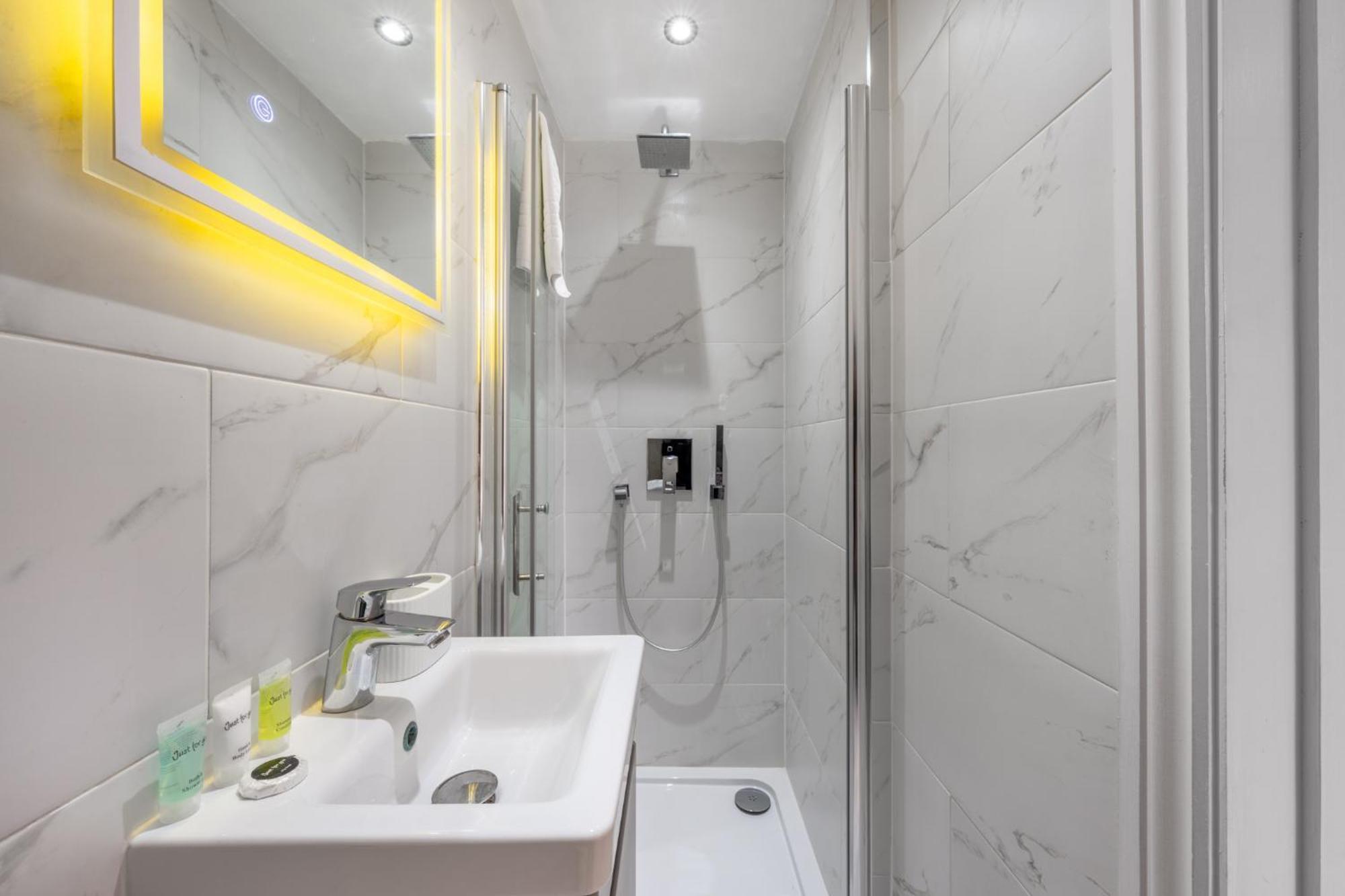 Spacious & Comfortable 3-bedroom Retreat In Nw10 Ferienhaus *