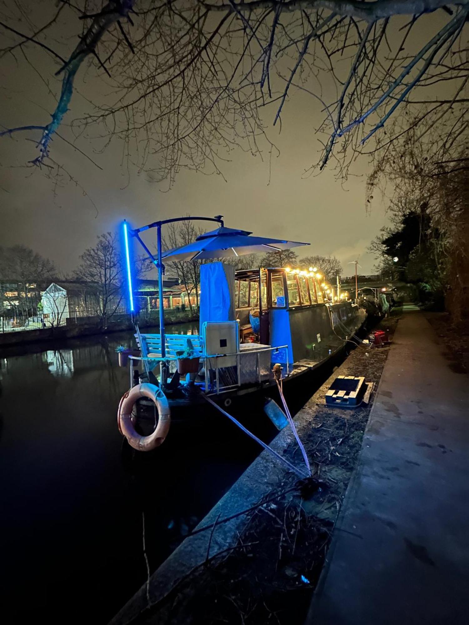 Dutch Barge - Sleeps 3 & Cosy Fireplace Ferienhaus London
