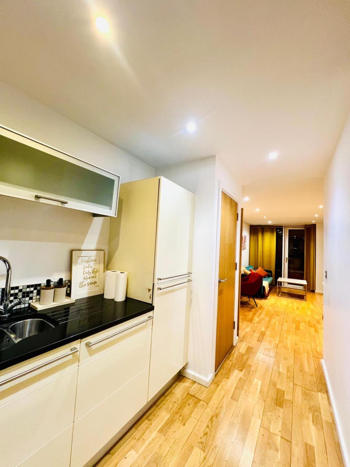 Luxurious With River Views In Canary Wharf Apartment London
