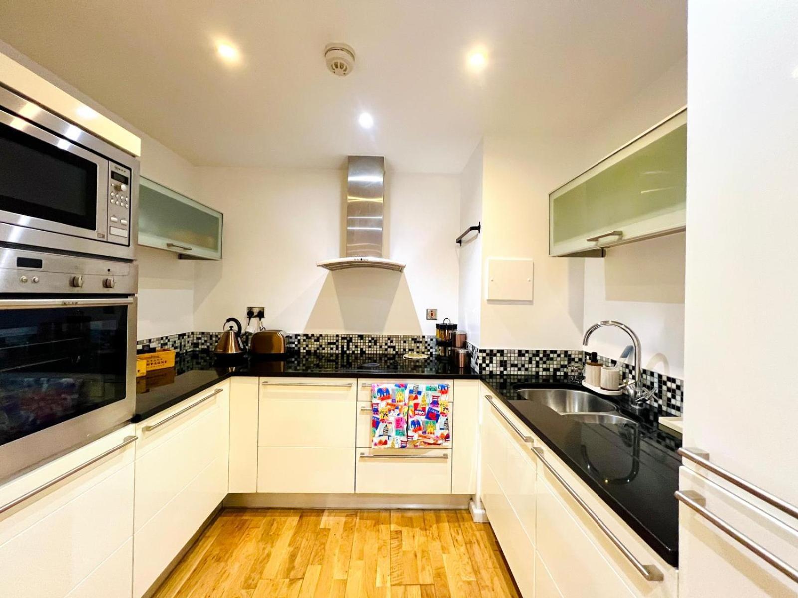 Luxurious With River Views In Canary Wharf London