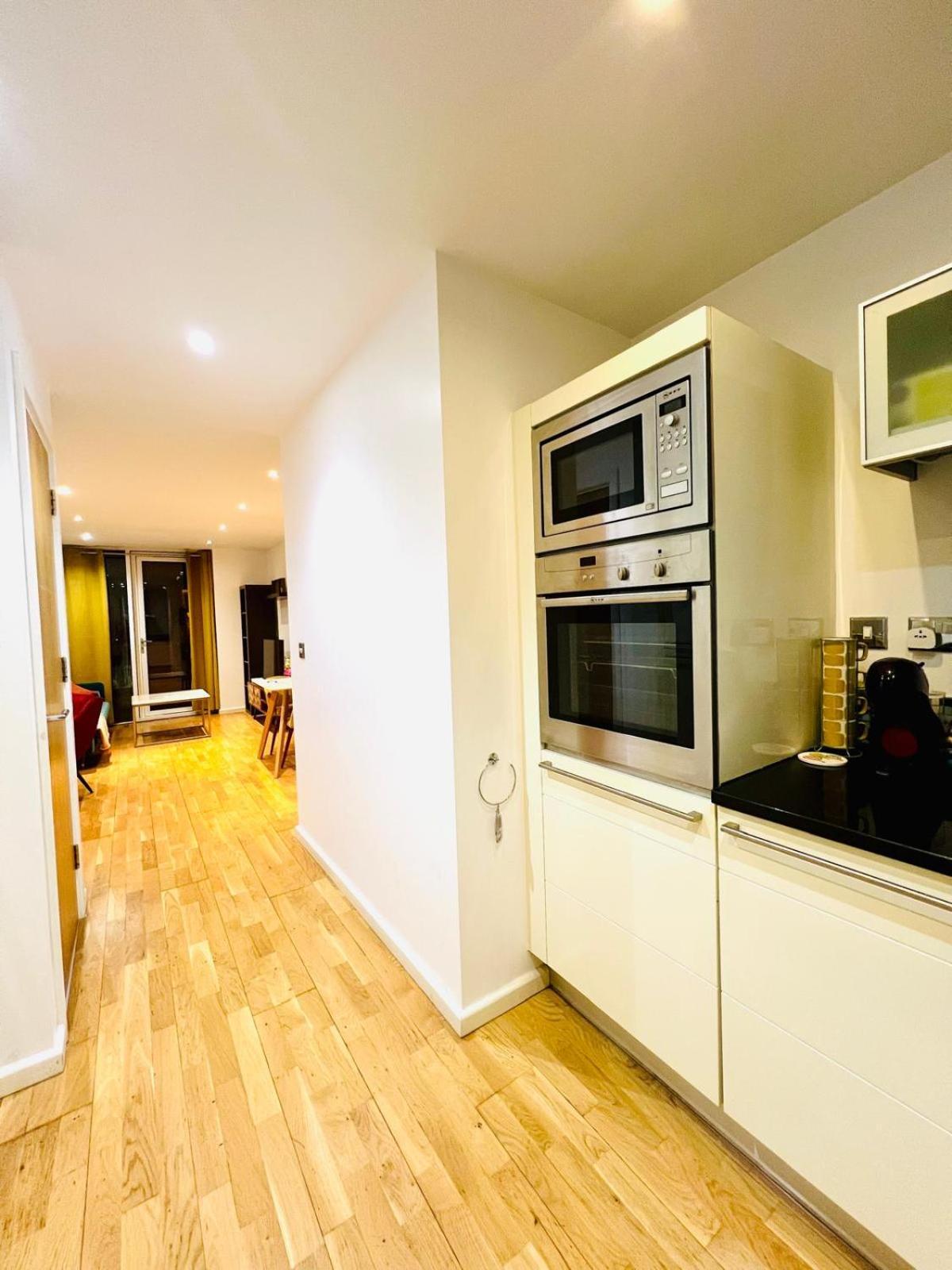 Luxurious With River Views In Canary Wharf Apartment *
