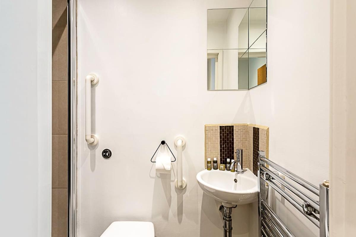Elegant Three Bed In Earls Court Apartment *