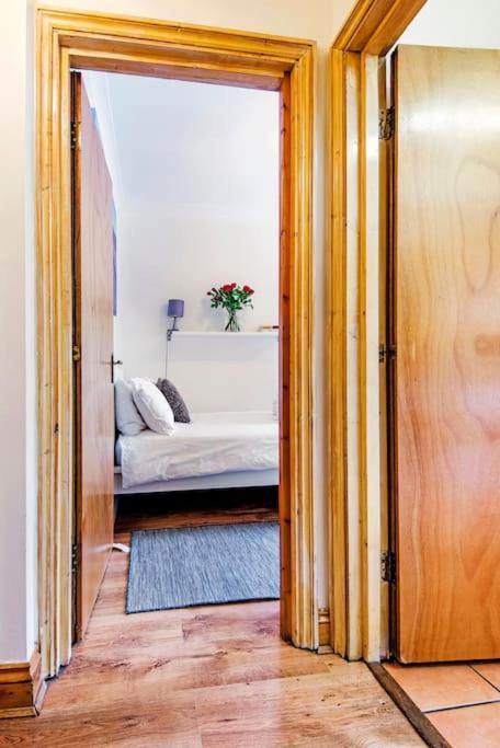 St 9 - Very Close To Tube Only 2 Mins -
