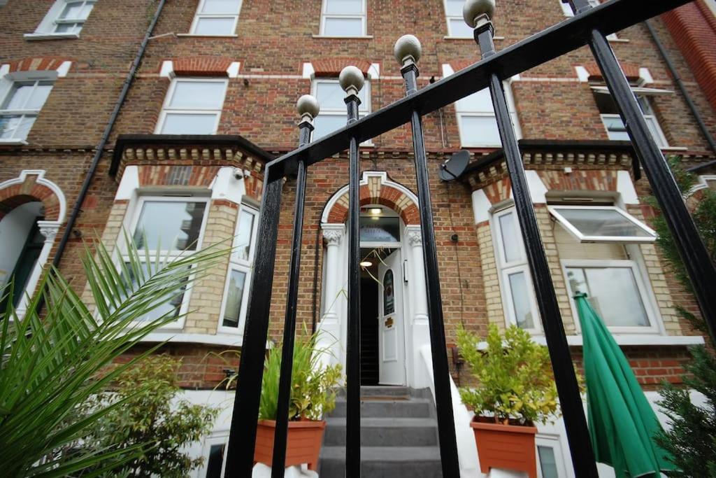 St 9 - Very Close To Tube Only 2 Mins - Apartment