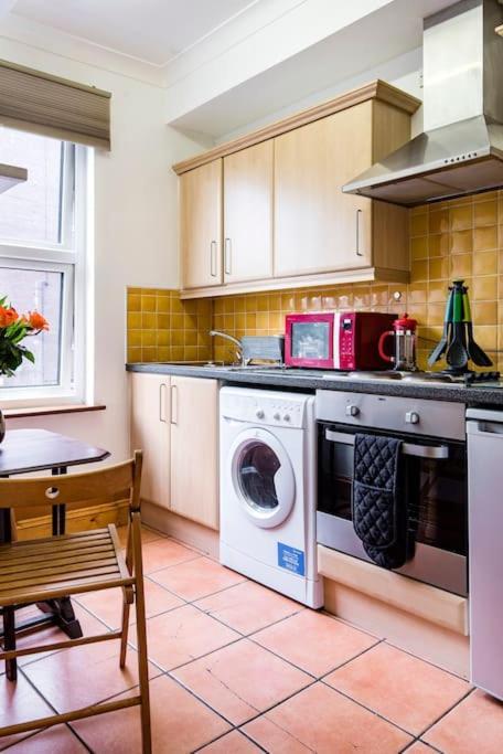 St 9 - Very Close To Tube Only 2 Mins - * London