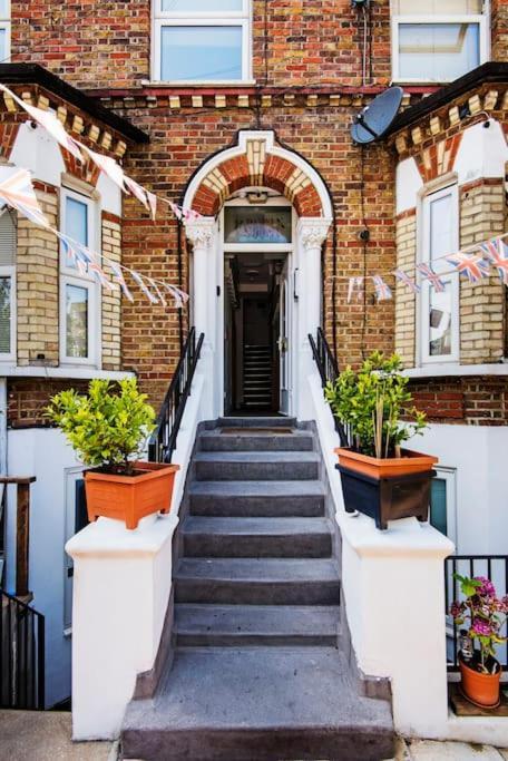 St 9 - Very Close To Tube Only 2 Mins - * London