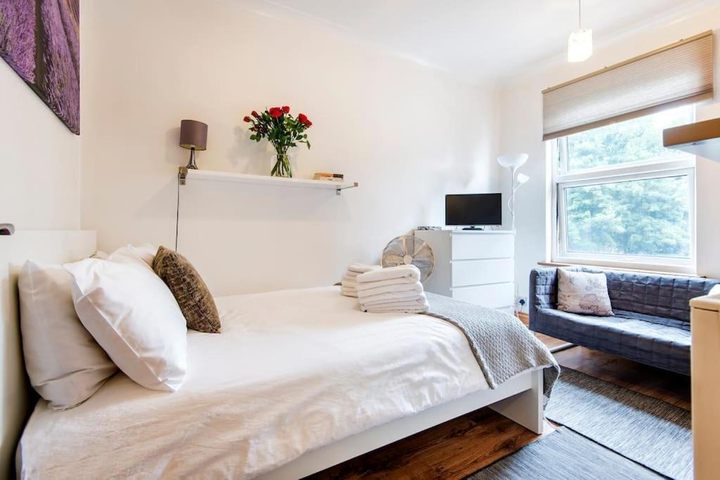 St 9 - Very Close To Tube Only 2 Mins -