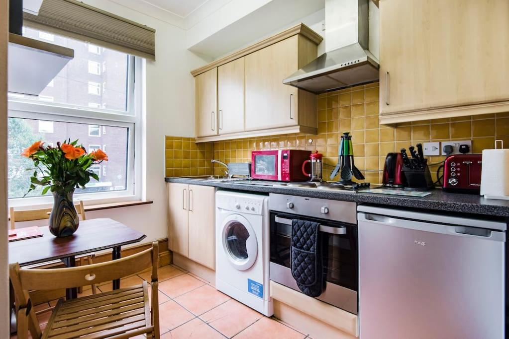St 9 - Very Close To Tube Only 2 Mins - Apartment London