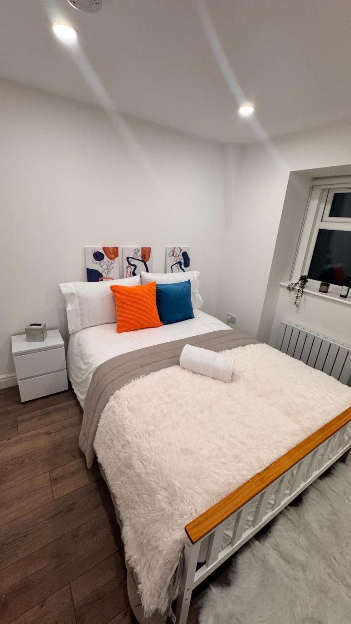Sleeps 6, Deluxe Suite, Cosy Flat, Netflix & Games Apartment *