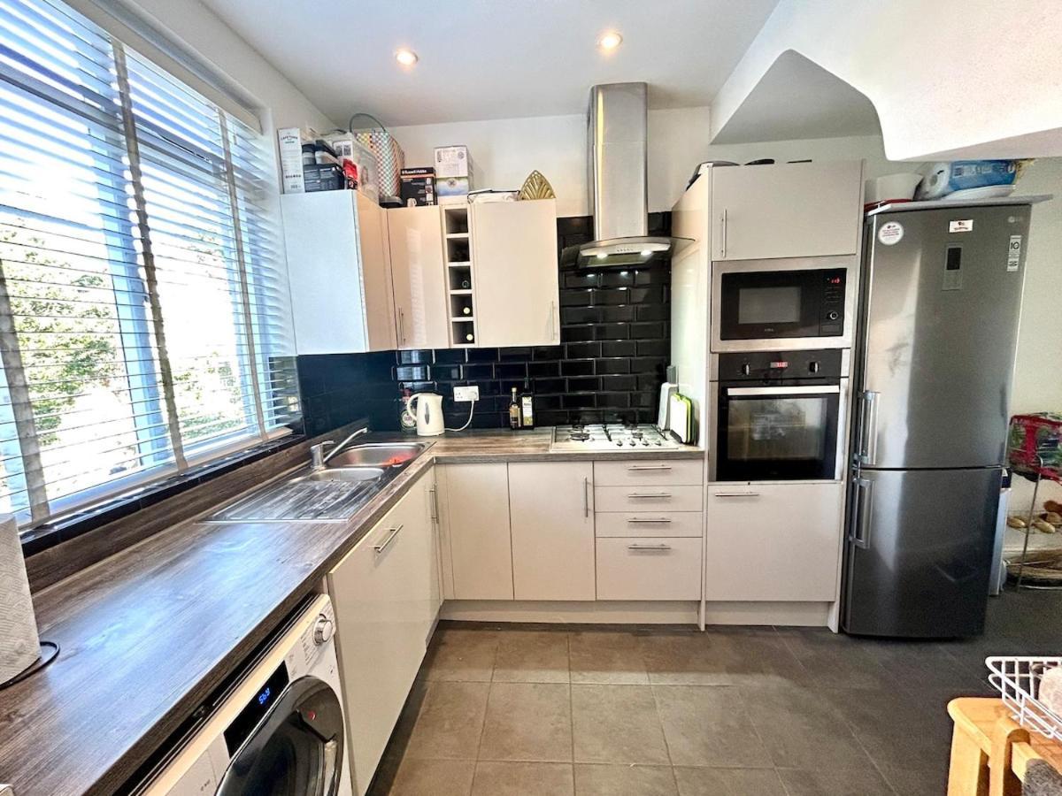 Beautiful 2 Bed In Queens Park, London