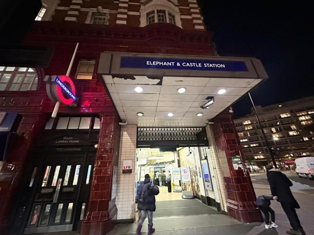 Beautiful Family Near Eye * London