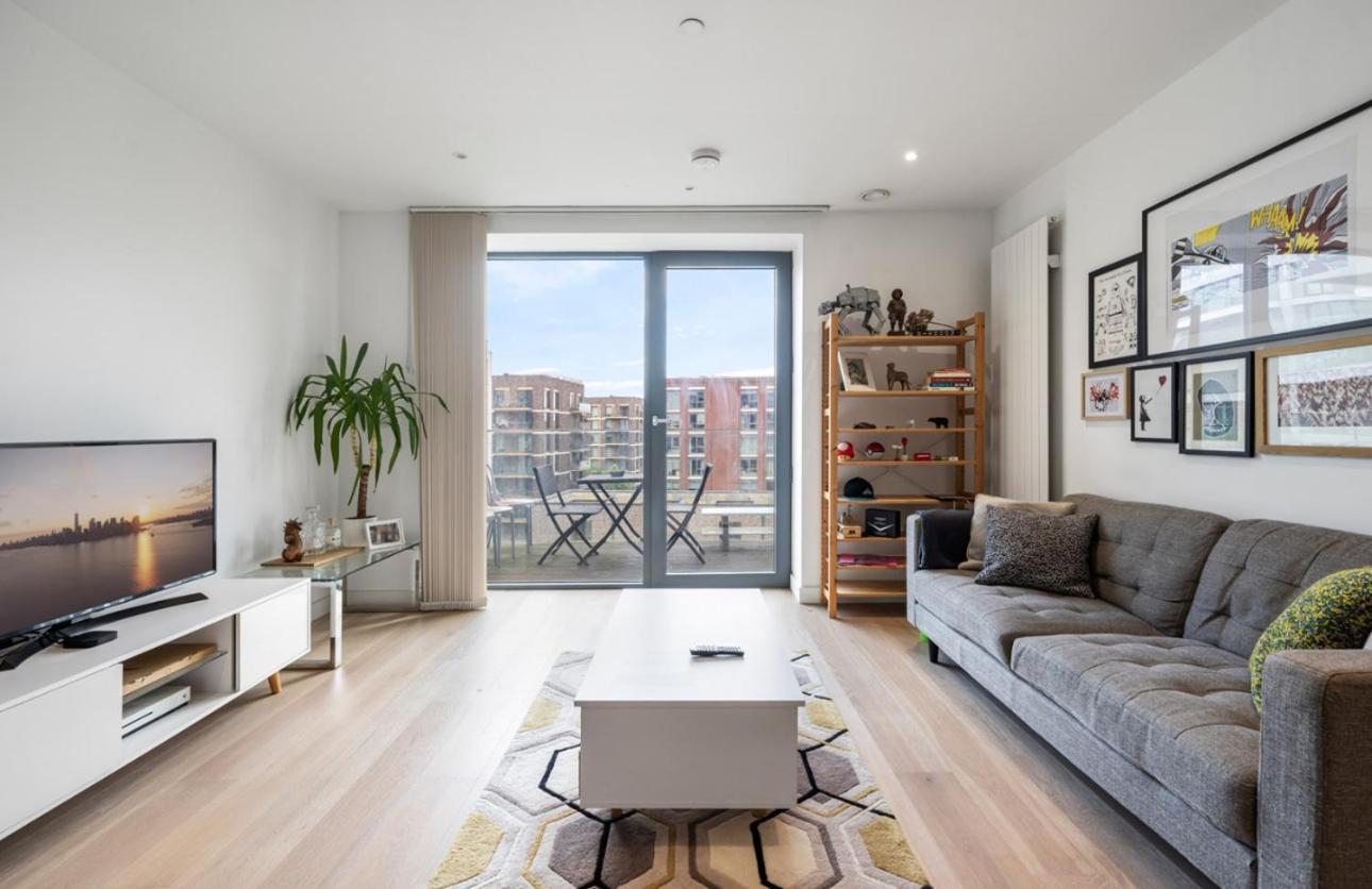 Riverside And Apartment *