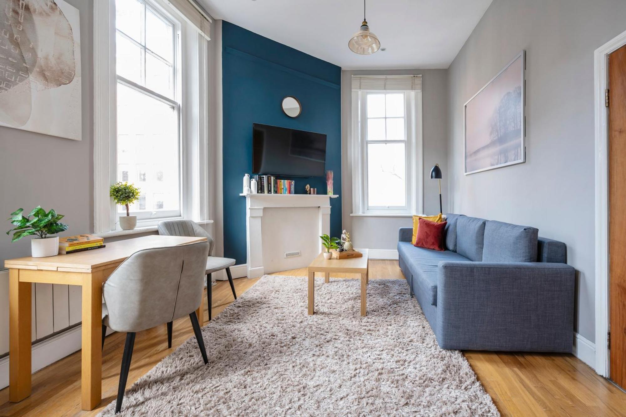 Sunny Corner In Center Of Apartment