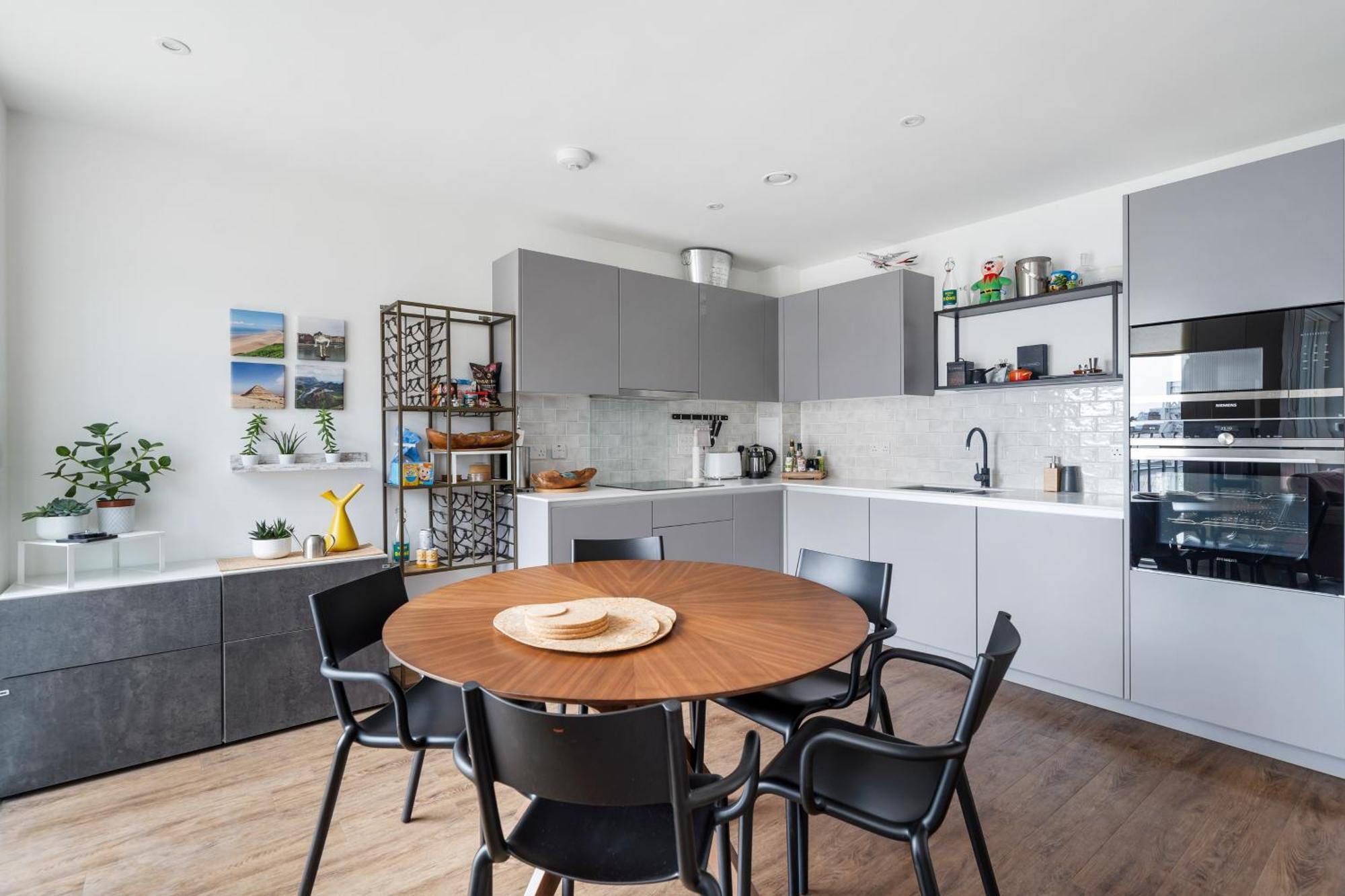 Impeccable Modern 2br Peachy