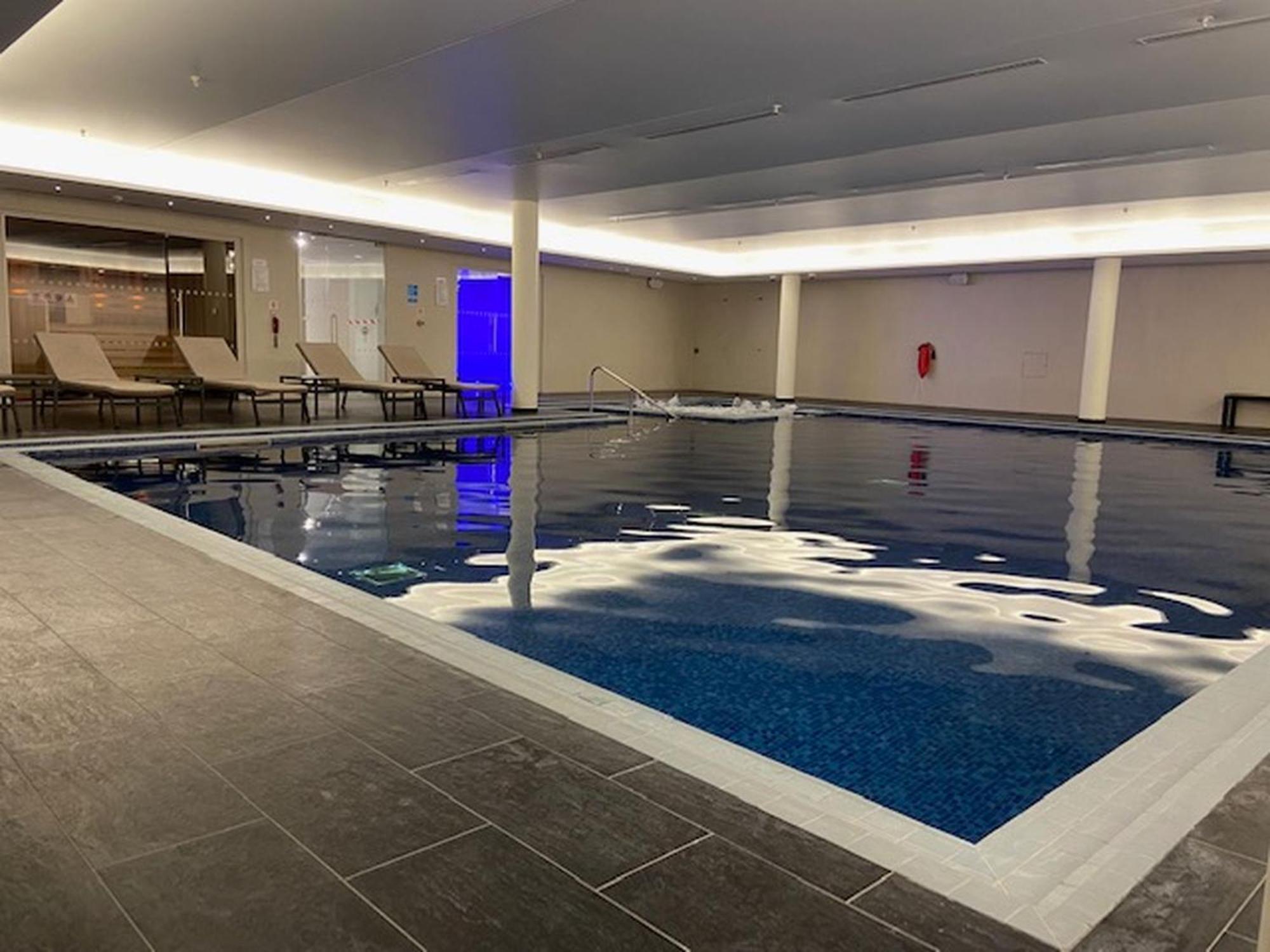 Stunning 2 Bed, 2 Bath High Rise Minutes From Canary Wharf London