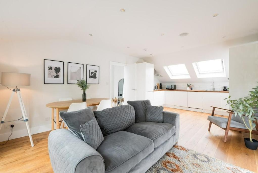Contemporary 2 Bed Loft Honor Oak, Apartment