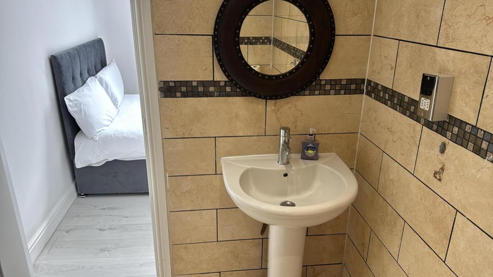 One Bedroom Flat 2nd Floor Victoria * Londres