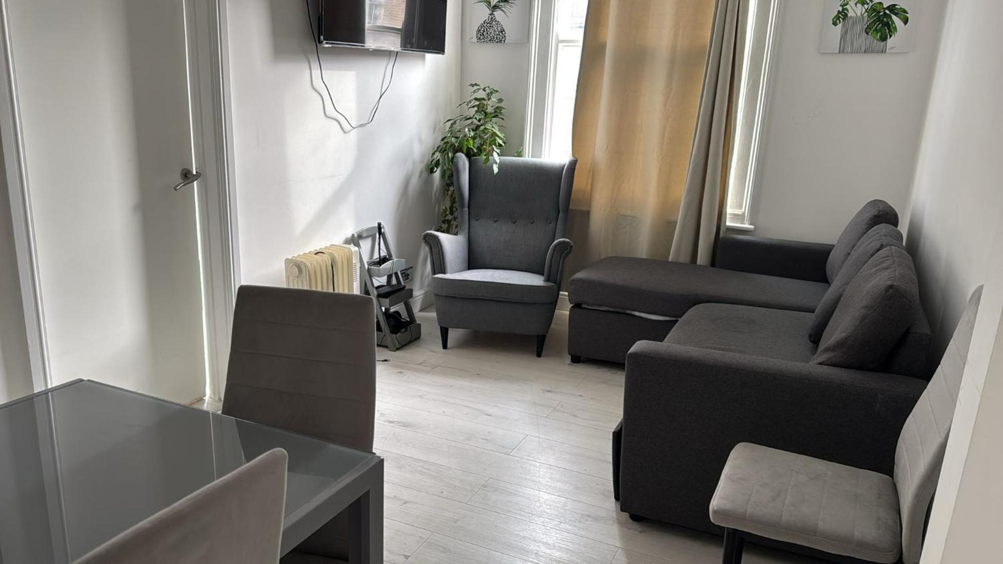 One Bedroom Flat 2nd Floor Victoria * London
