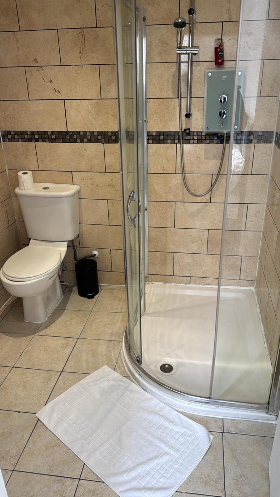 One Bedroom Flat 2nd Floor Victoria London