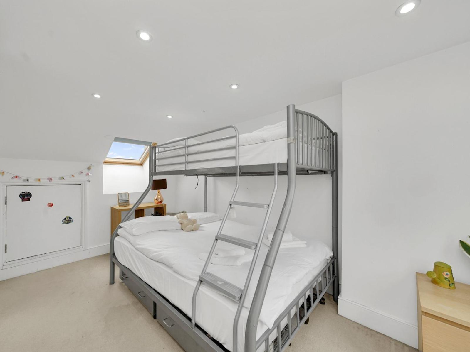 Pass The Keys Family W Beautiful Renovated Kitchen Holiday home London