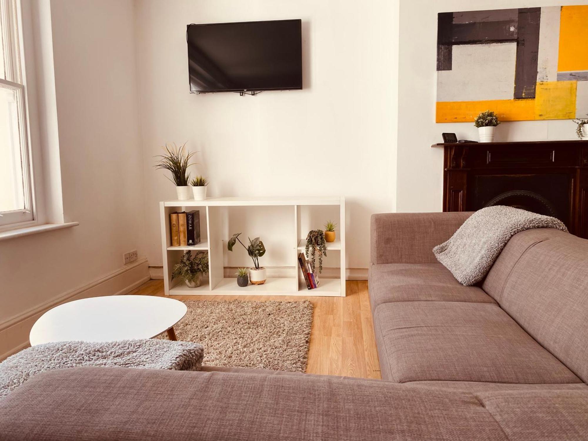 Iconic Location 3 Bed 2 Bath Flat Near Regents Park London