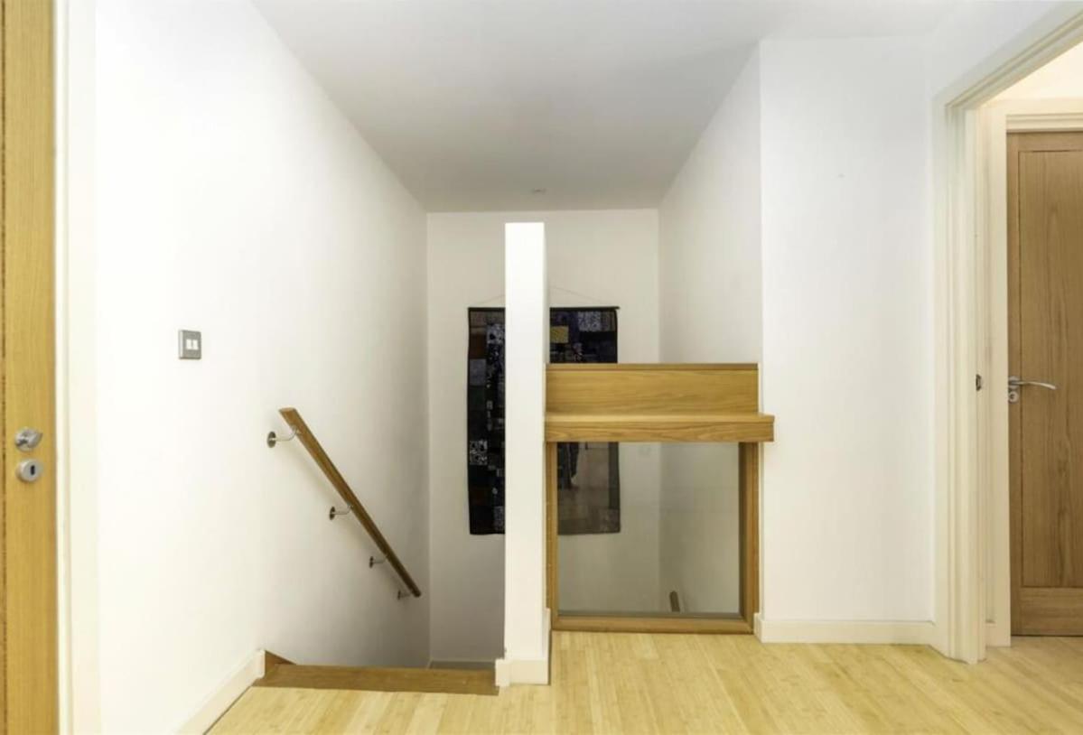 Modern Duplex In Apartment *