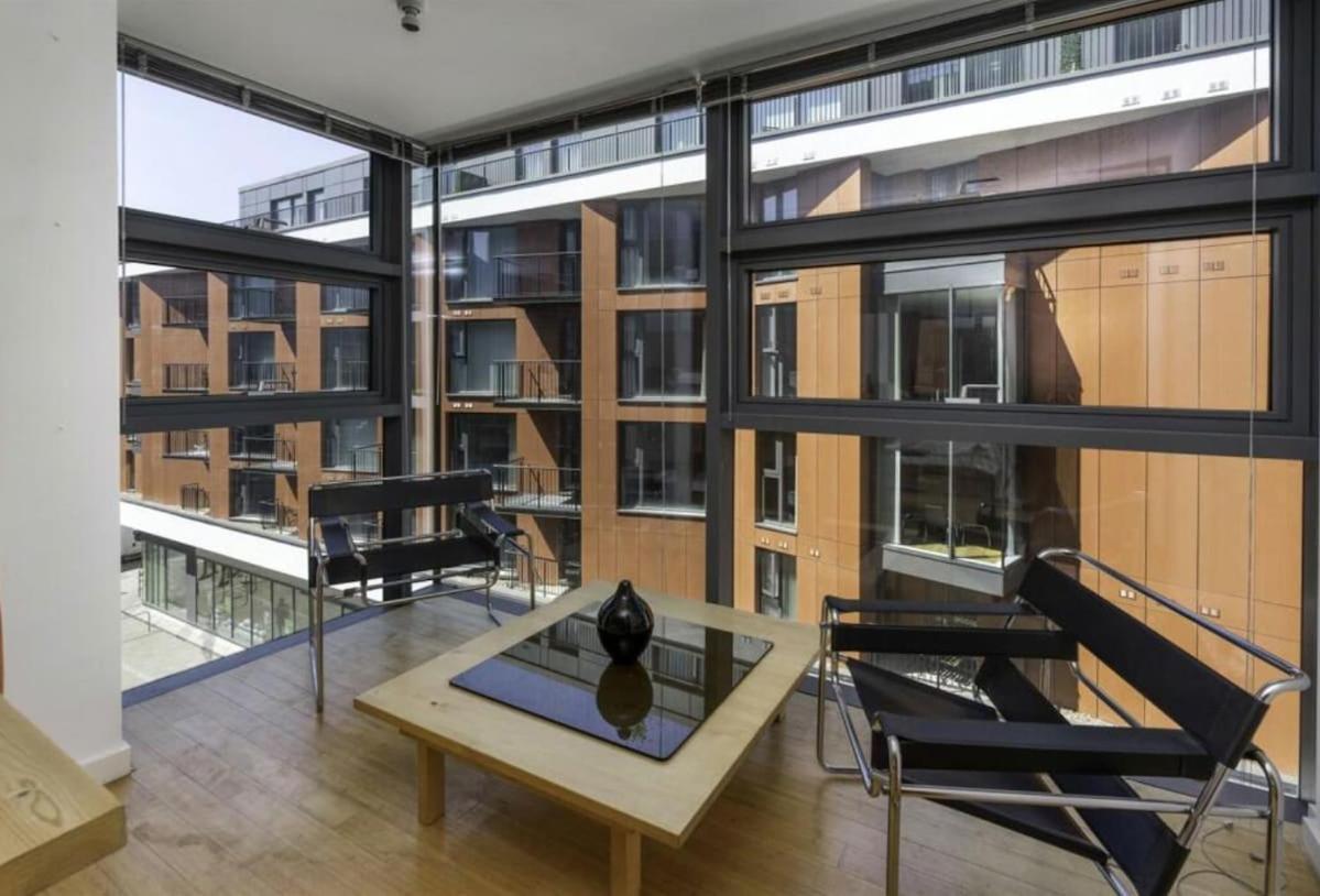 Modern Duplex In Apartment London