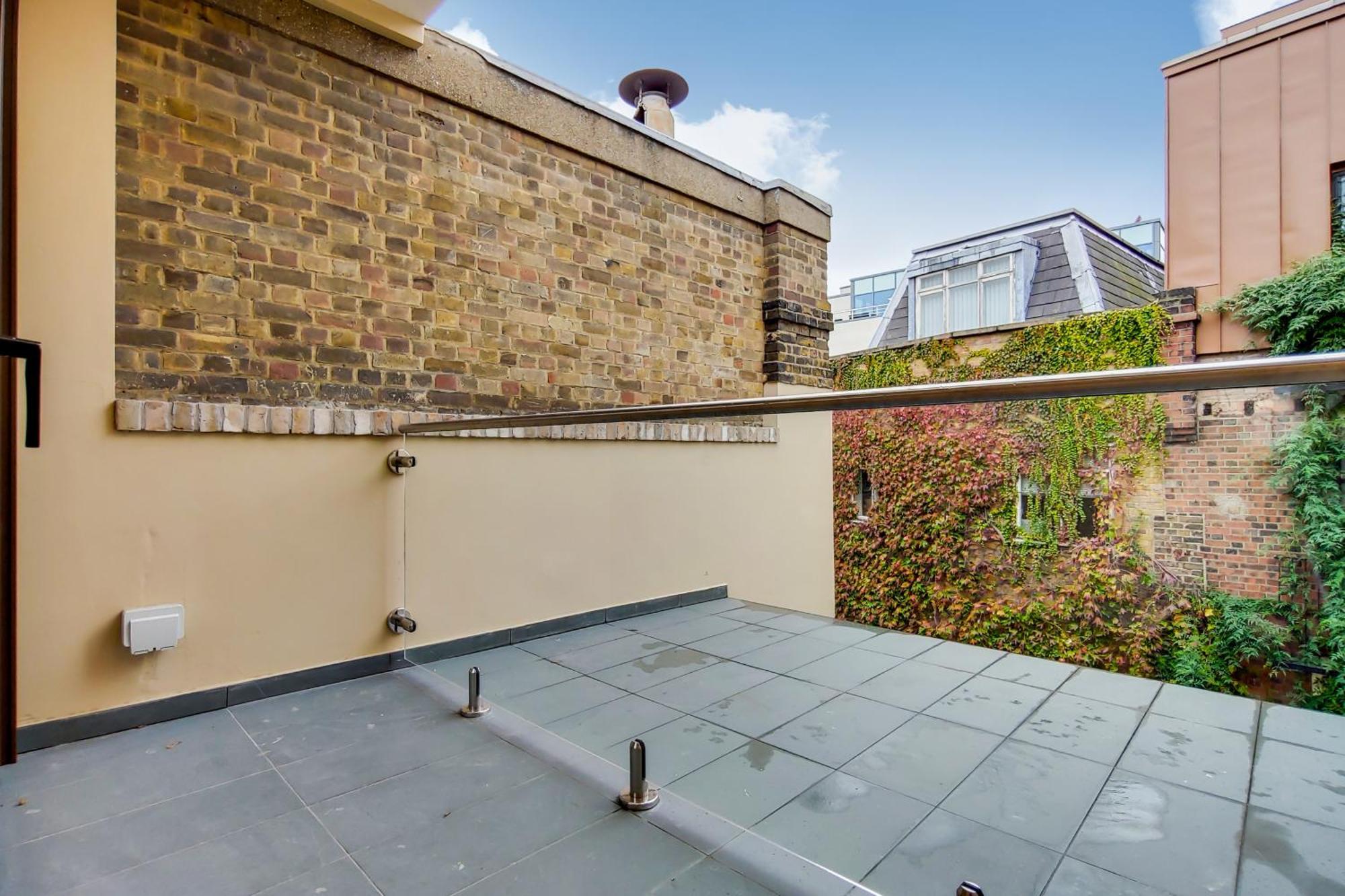 The Borough Collection Near Bridge And Borough Market *
