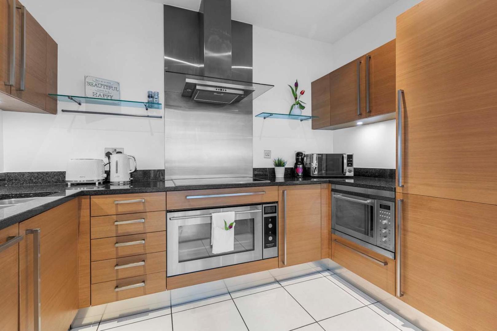 Elegant Thames-view 2-bed Haven Gym & Balcony Apartamento Londres