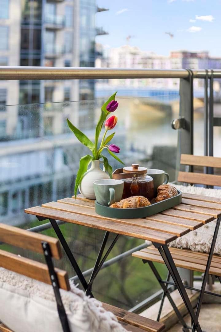 Elegant Thames-view 2-bed Haven Gym & Balcony * Londres