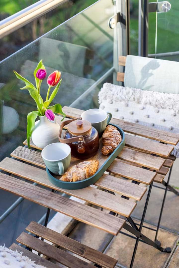 Elegant Thames-view 2-bed Haven Gym & Balcony Apartamento *