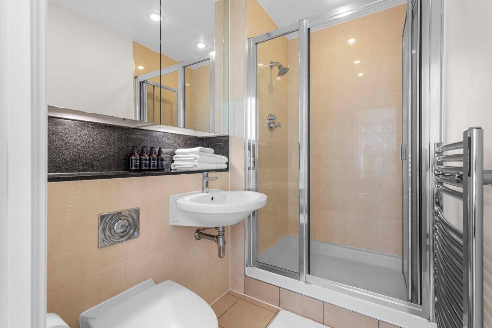 Elegant Thames-view 2-bed Haven Gym & Balcony Londres
