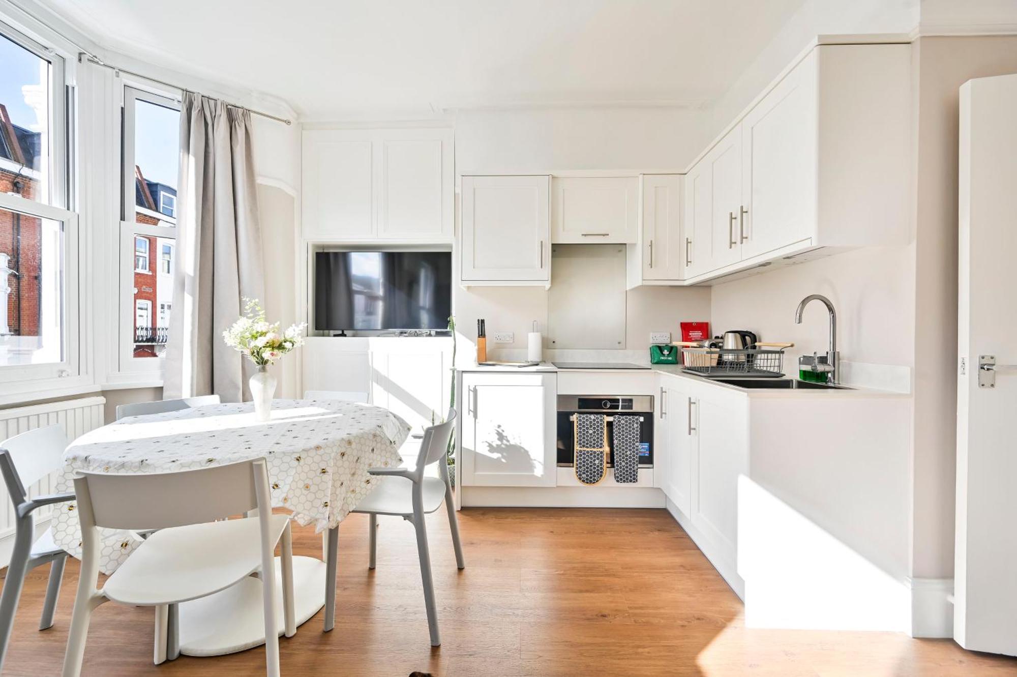 Apartment Spacious Bright 2-3 Bed Flat In Fulham By The Thames