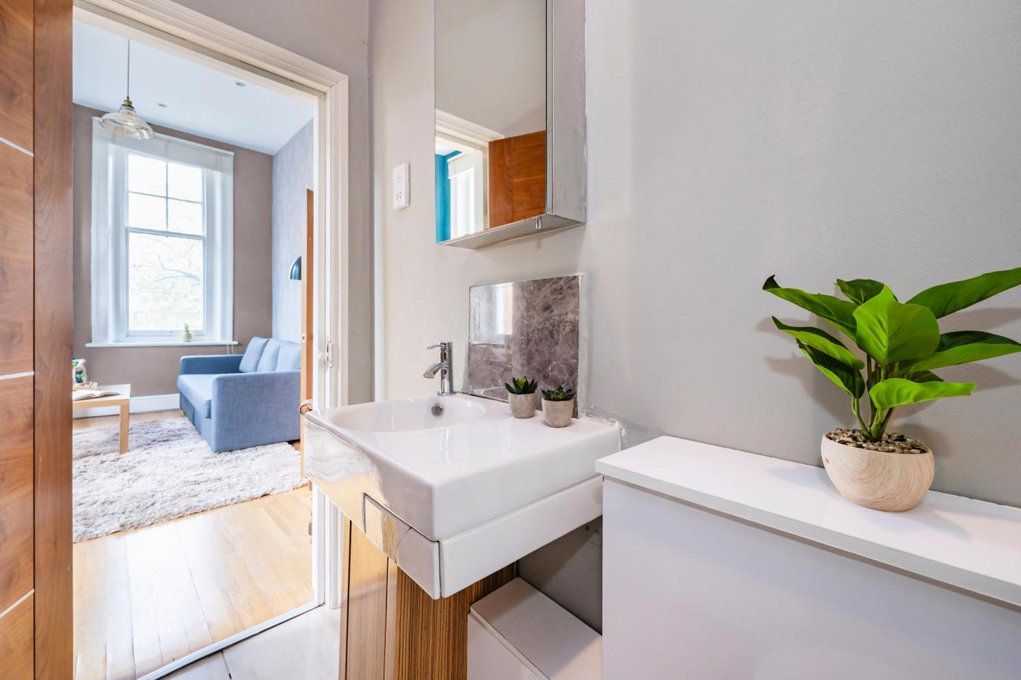 Sunny Corner In Center Of Apartment