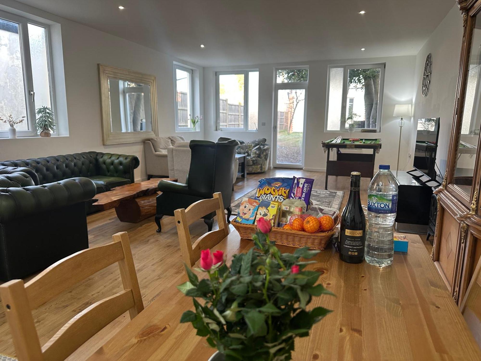 Holiday home North Spacious: 7-bedroom Group Retreat With Gym London